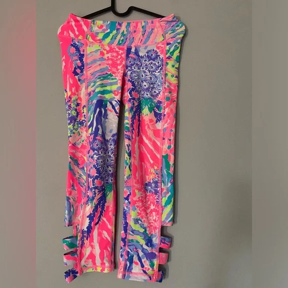 Lilly Pulitzer XS Bright Pink and other fun Colored Capri Leggings. - Picture 6 of 7